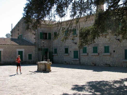 Santuari central Plaza